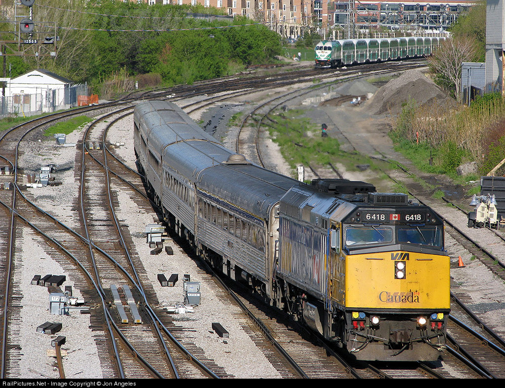 IMAGE: http://www.railpictures.net/images/d1/3/2/9/8329.1231804051.jpg