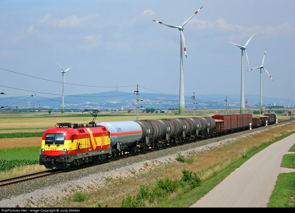 Locomotora austriaca OBB Austria Rail pintada bandera de España Austrian OBB Austria Rail locomotive painted colors flag of Spain