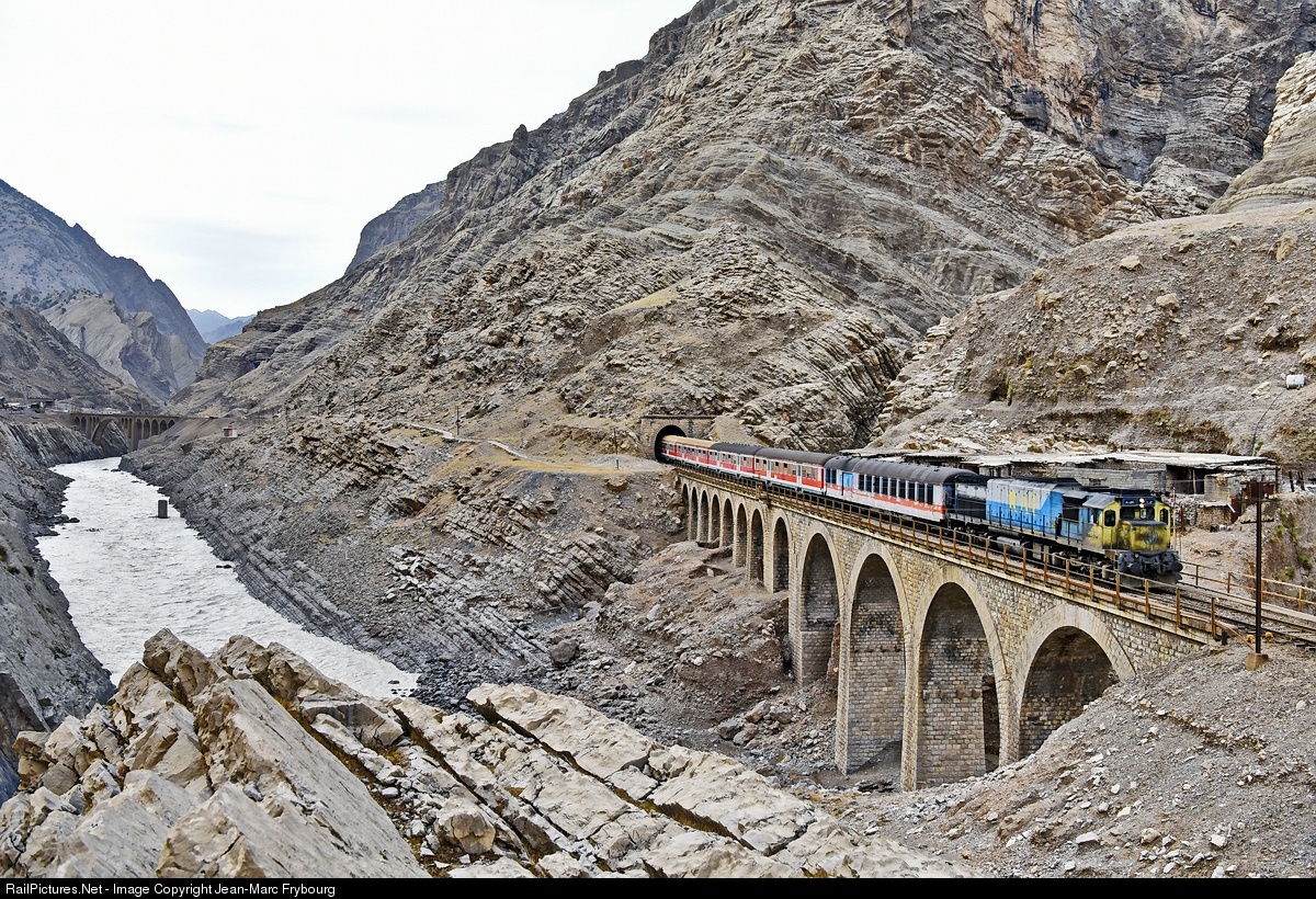 http://www.railpictures.net/images/d2/0/3/0/9030.1464649951.jpg