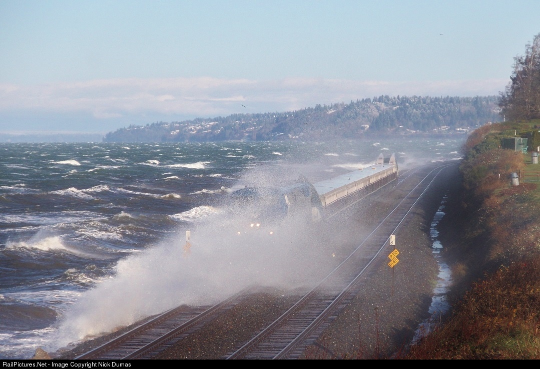 Amtrak GE P42DC golpeada por las olas battered by waves en Edmonds, Washington, USA