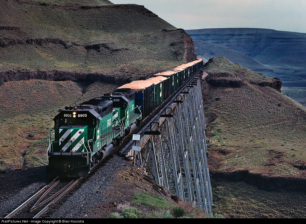 bn的6903号sd40-2机车通过华盛顿,farrington,box峡谷大桥,1987年4