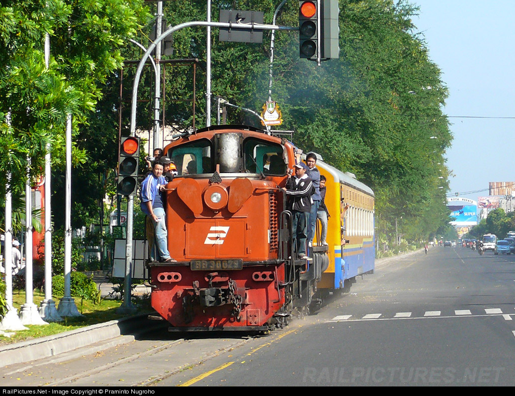 kereta api atau keretapi