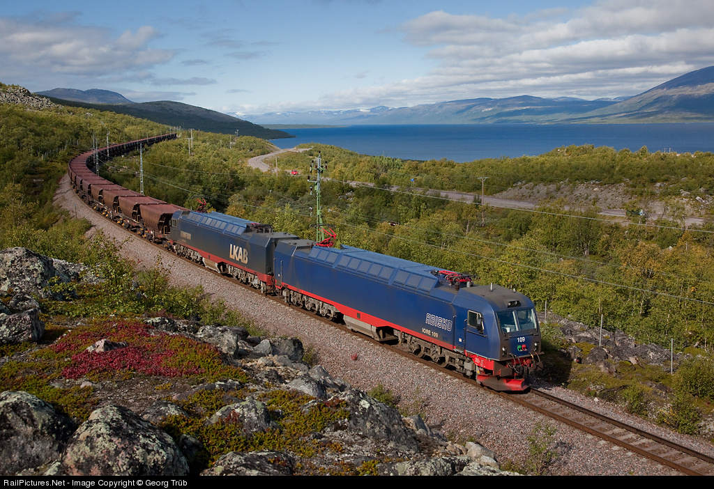 Железная дорога полное. Железная дорога в Швеции. Железная дорога в Швеции Бринкс. Поезда Швеции грузовые. Шведский Железнодорожный транспорт.