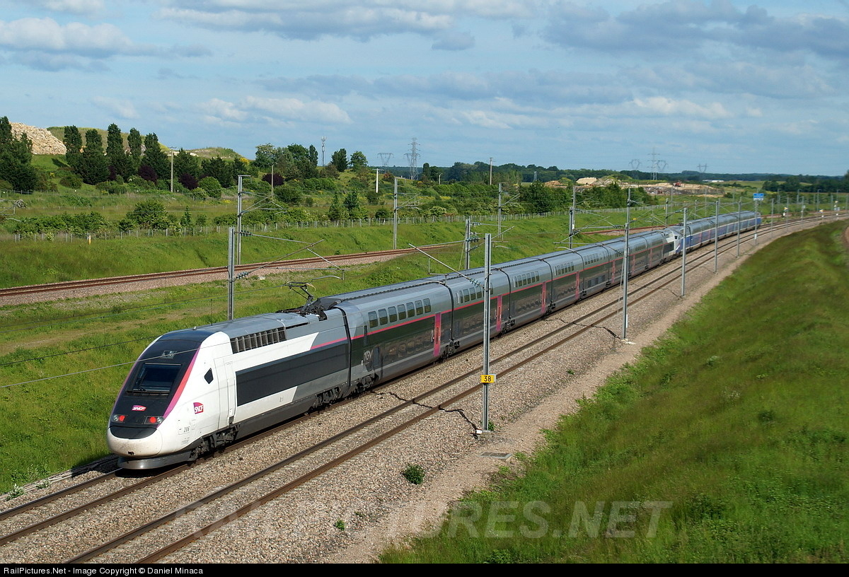 Париж ницца поезд. Alstom Euroduplex. Париж Ницца поезд TGV inoui. Поезд Москва Ницца. ТЖВ В поле.