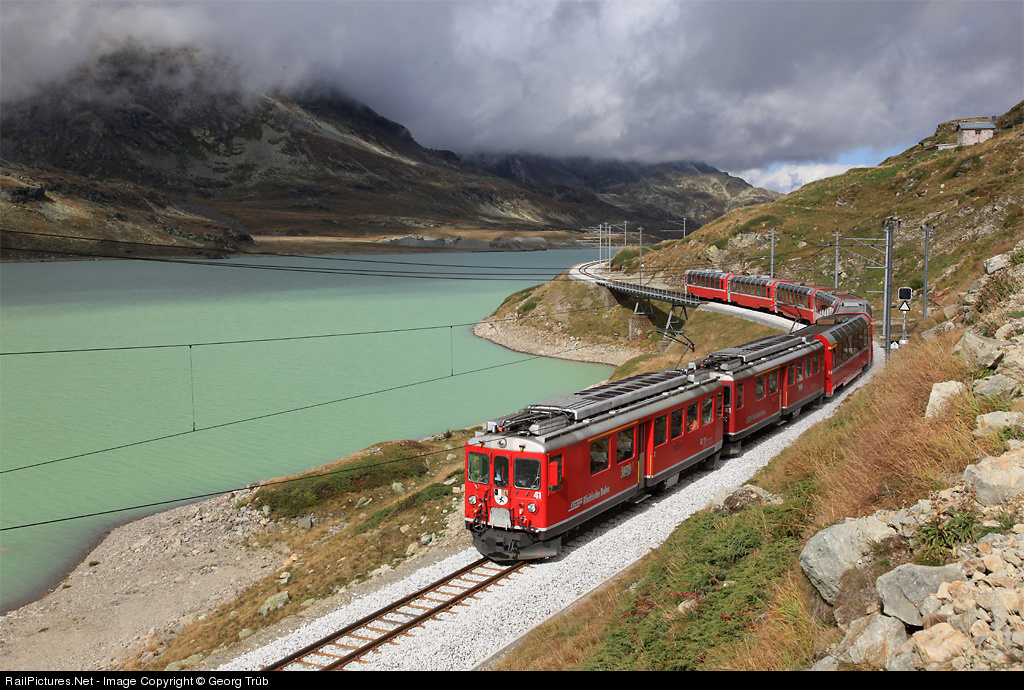 Панорамный поезд в Швейцарии Glacier Express
