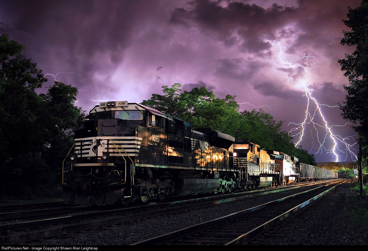 Паровозов молния. Поезд и молния. Гроза и паровоз. Поезд в бурю. Поезд в грозу.
