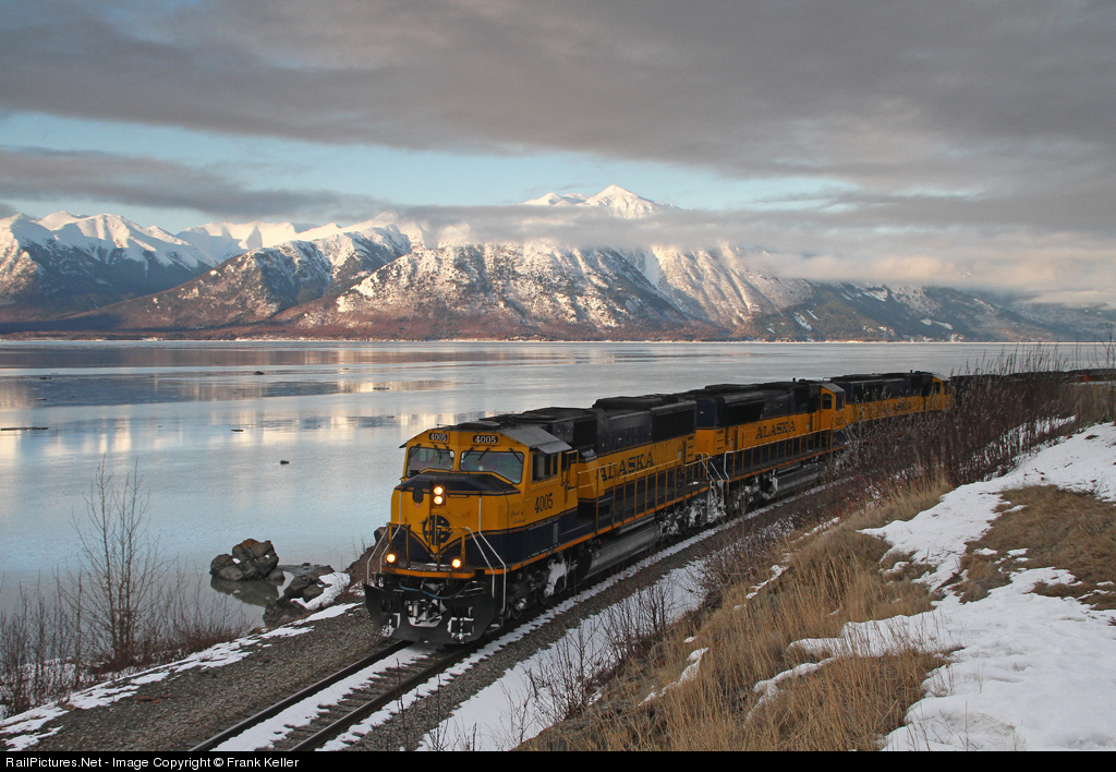 Поезд сиреноголовый. ЖД Аляски. Американские тепловозы Аляска. Аляска ЖД дорога. Аляска США поезда.