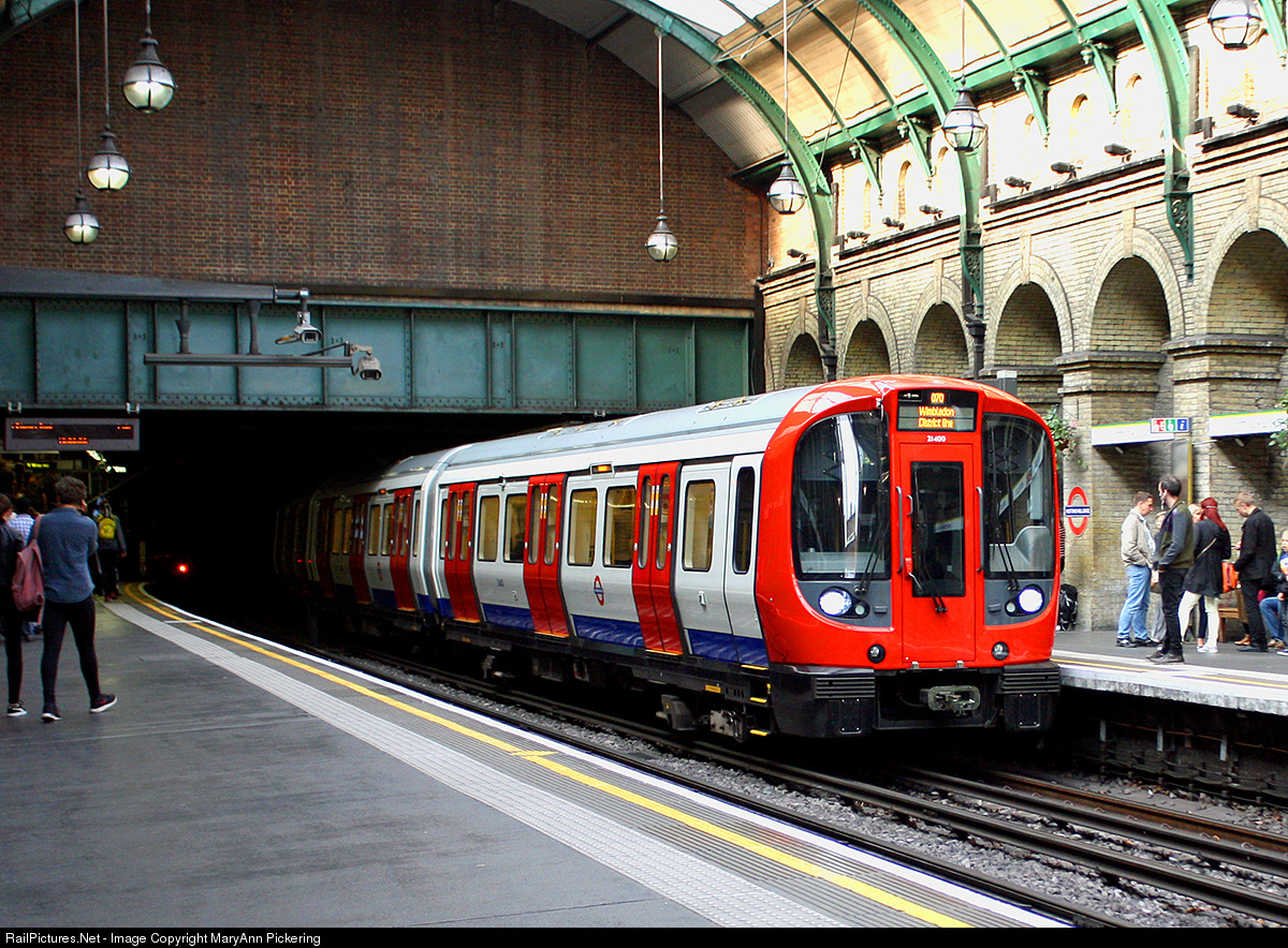Английский про метро. Underground метро Лондона. Поезда метро Лондона. Лондонский Метропоезд 1995 stock. Бристоль метро Англия.
