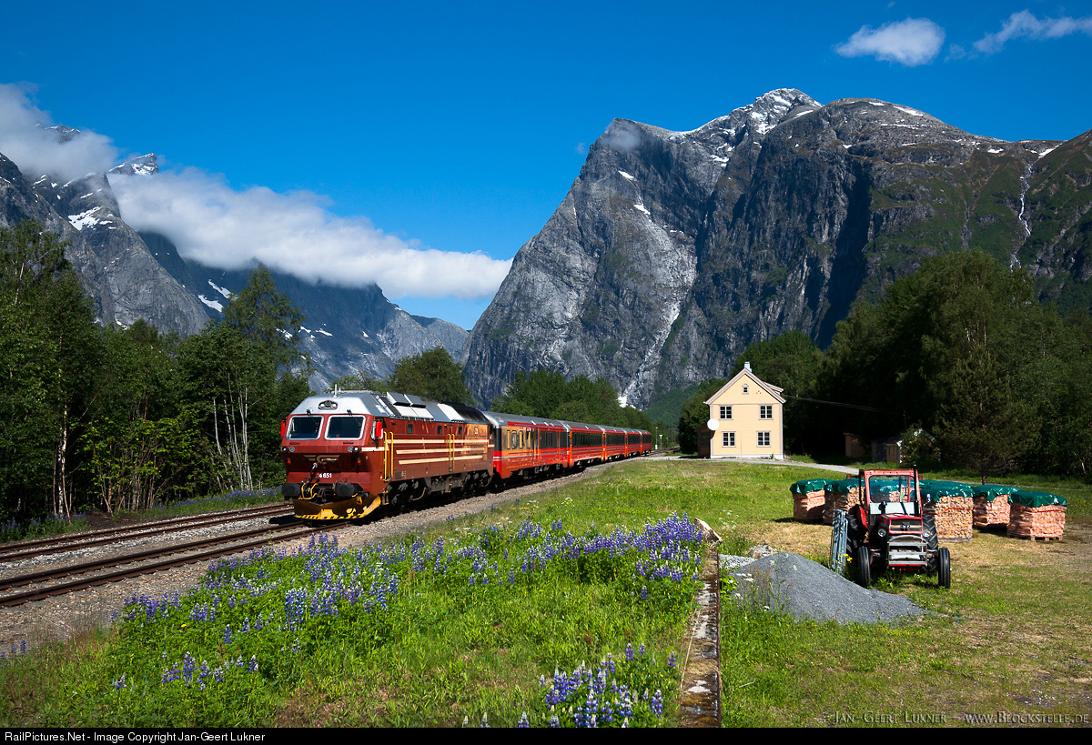норвегия жд дорога. фломсбана железная дорога. железные дороги норвегии. поезд флом норвегия. фломсбана норвегия.