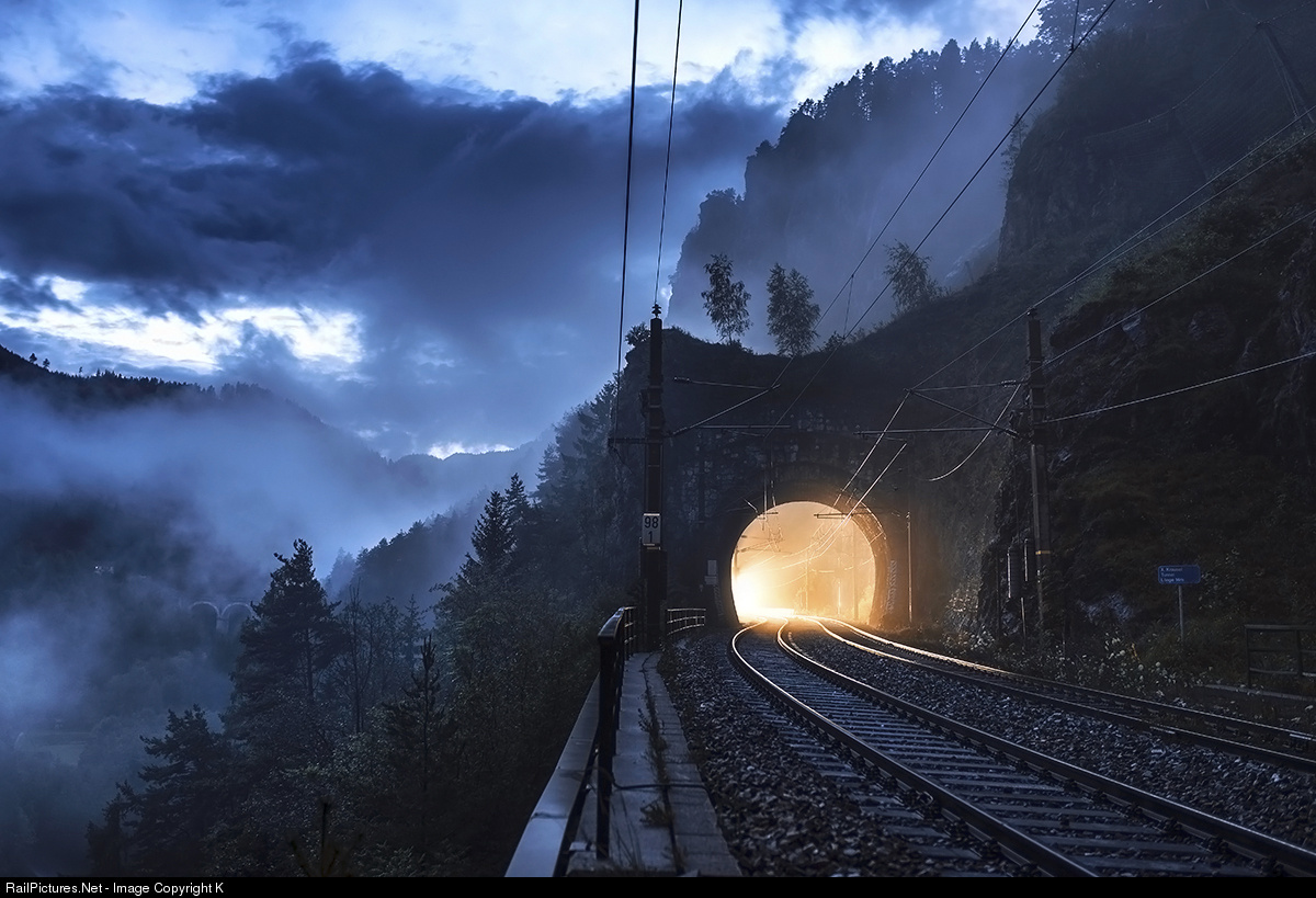 Железная дорога полное. Железнодорожный тоннель. Поезд в тоннеле. Железная дорога. Красивая железная дорога в горах.