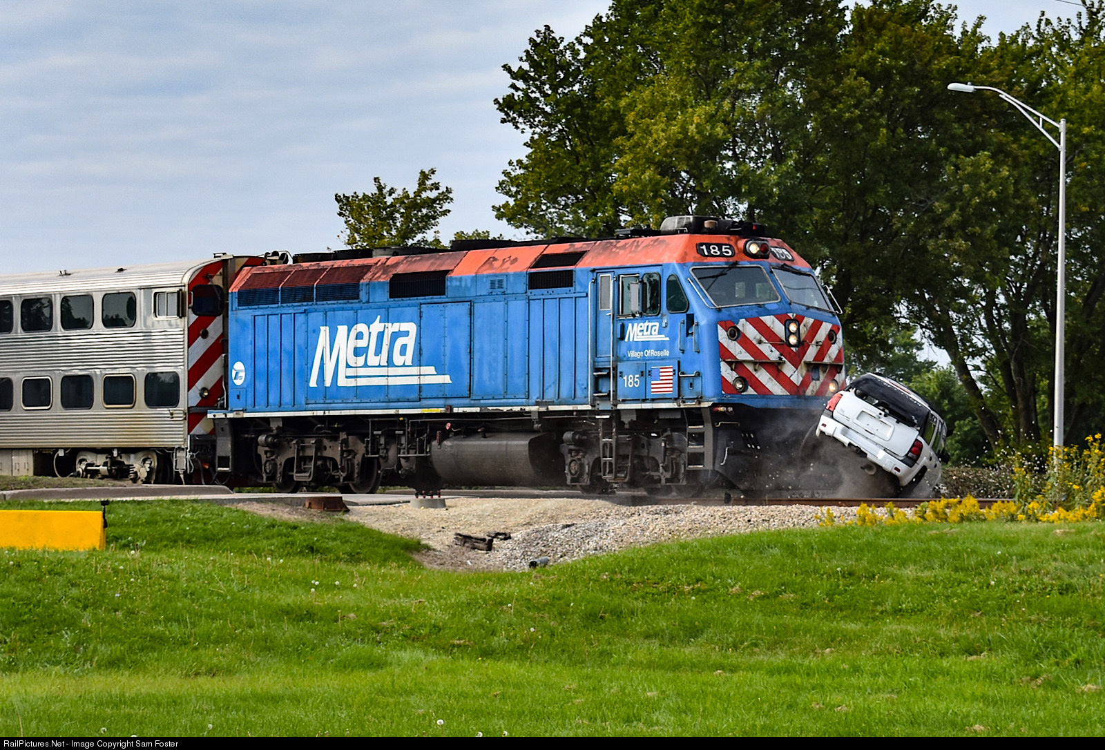 Photo: METX 185 Metra EMD F40PHM-2 at Manhattan, Illinois  by Sam Foster