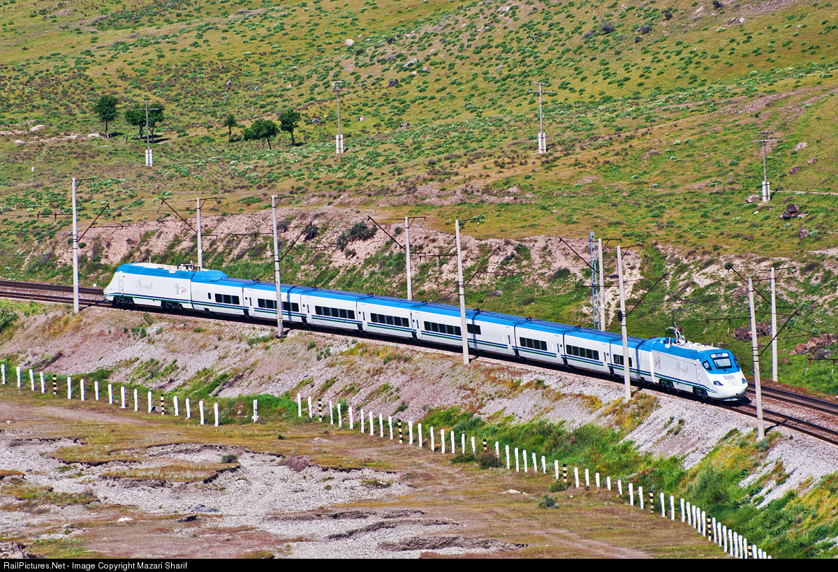 Поезд в течении 10 с. Узбекистан Темир йуллари. Афросиаб поезд Узбекистан. Поезд в Узбекистане Afrosiyob. Ташкент железная дорога.