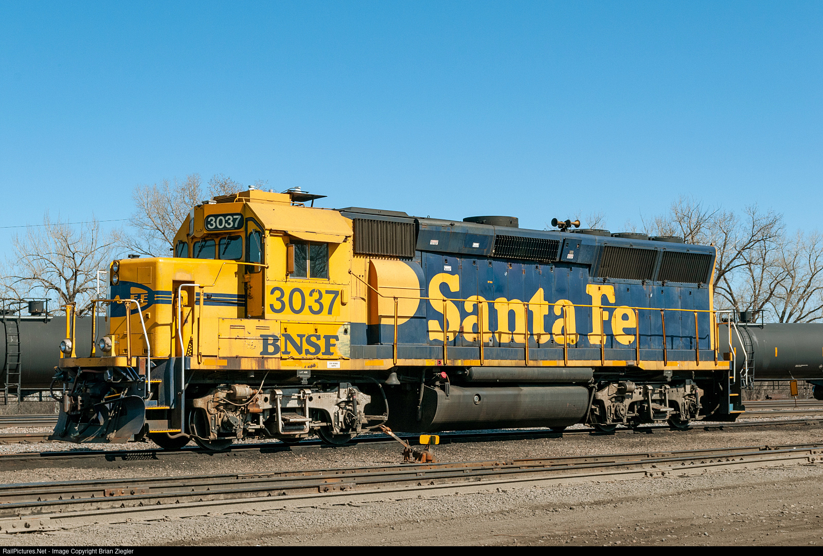 7Riverside Stページ RailPictures.Net Photo: BNSF 3037 BNSF Railway EMD GP40X at