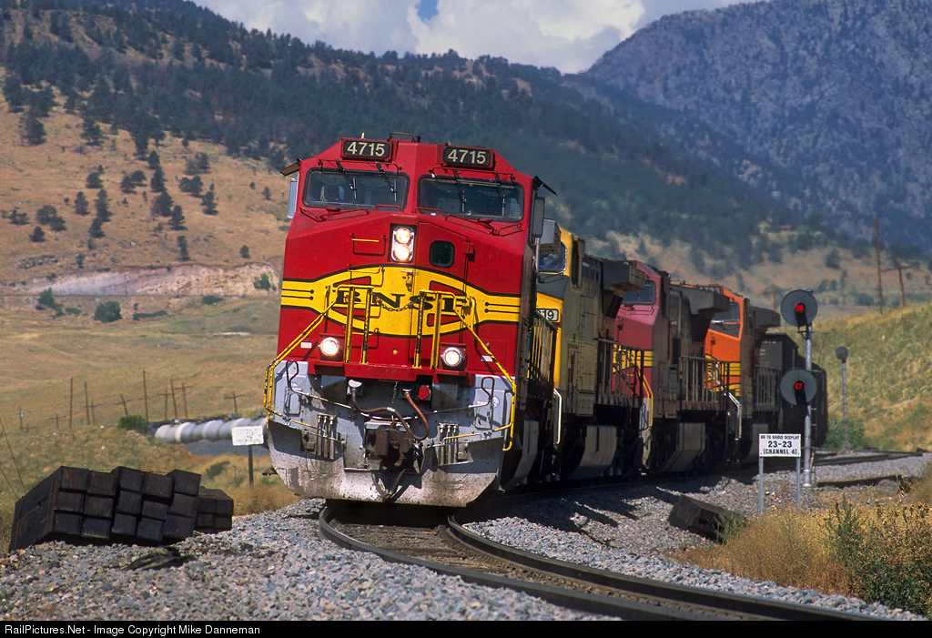 RailPictures.Net Photo: BNSF 4715 Burlington Northern Santa